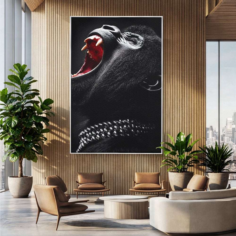 Tablou canvas cu tablou canvas cu gorila furioasa, in rama de aluminiu argintiu, pe perete intr-un birou